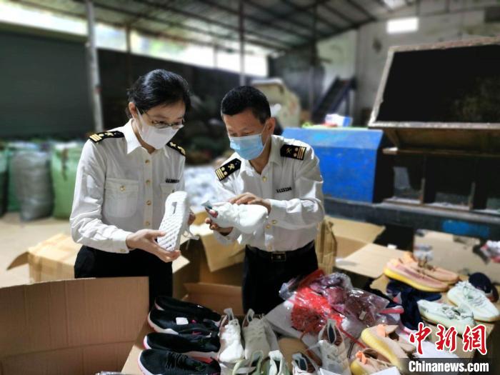 广州海关所属番禺海关关员在侵权货物销毁现场进行监督 <a target='_blank' href='http://www.chinanews.com/' >中新网</a>发 陈俊锋摄 陈俊锋 摄