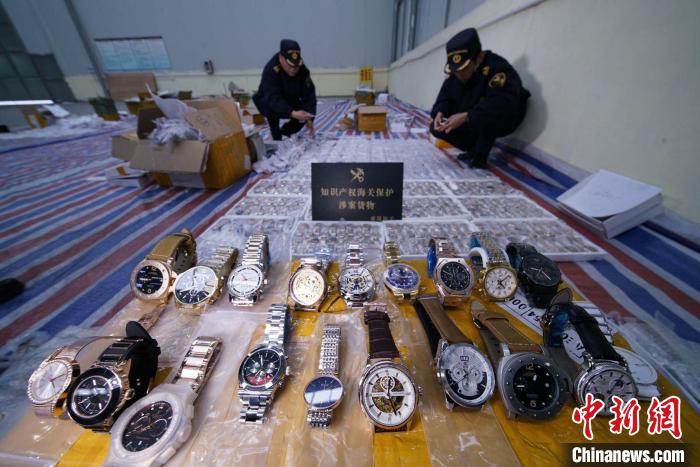 广州集中销毁2万余件侵权手表、服装等消费品