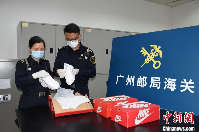 广州海关所属广州邮局海关查获侵犯“NIKE”商标权的鞋子 关悦摄