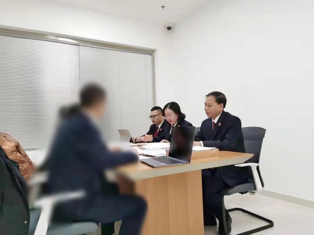 办案检察官接待监督申请人。